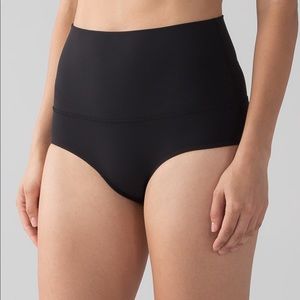 NWT💕lululemon Arise Short sz 6