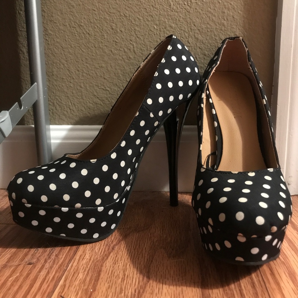 Cute close toed pumps 🖤