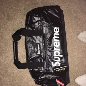Supreme duffle bag 100% authentic