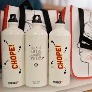 NWT **RARE**💕lululemon SIGH Waterbottle*Singapore