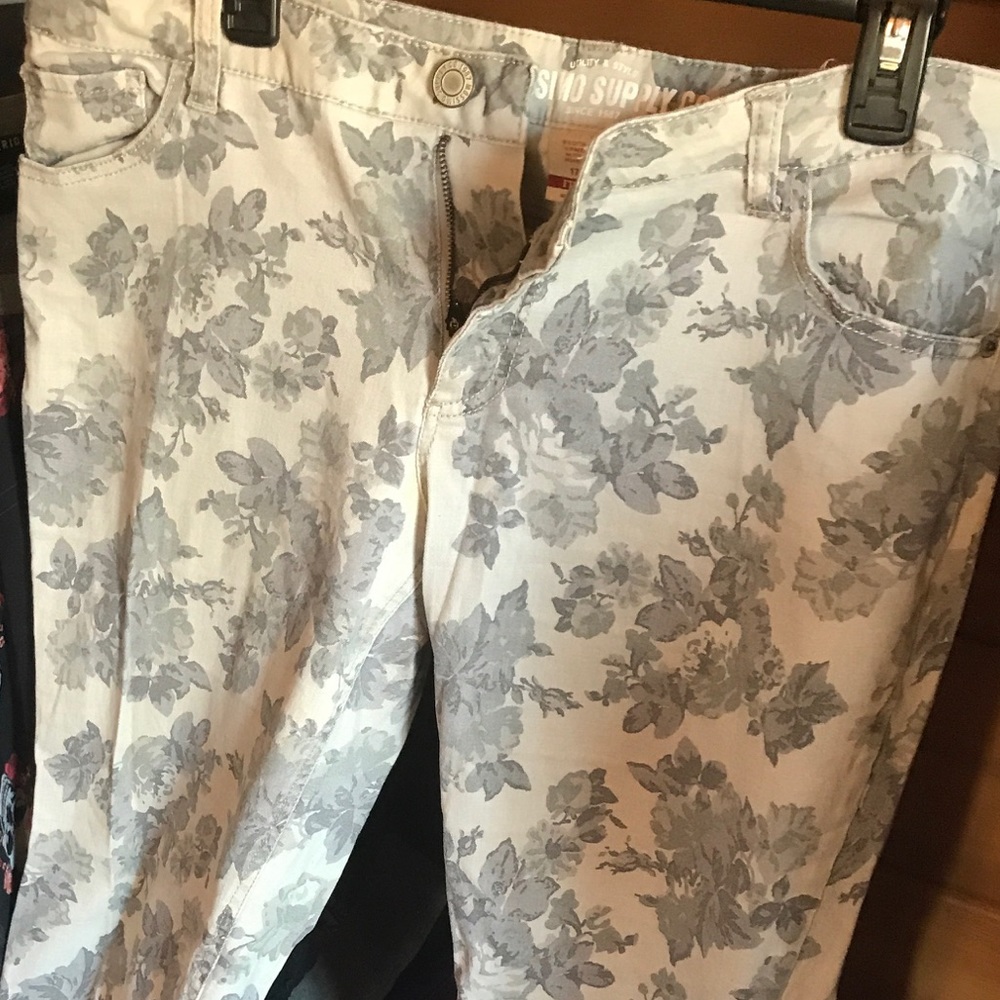 Floral Pants Light in color GREY CREAM