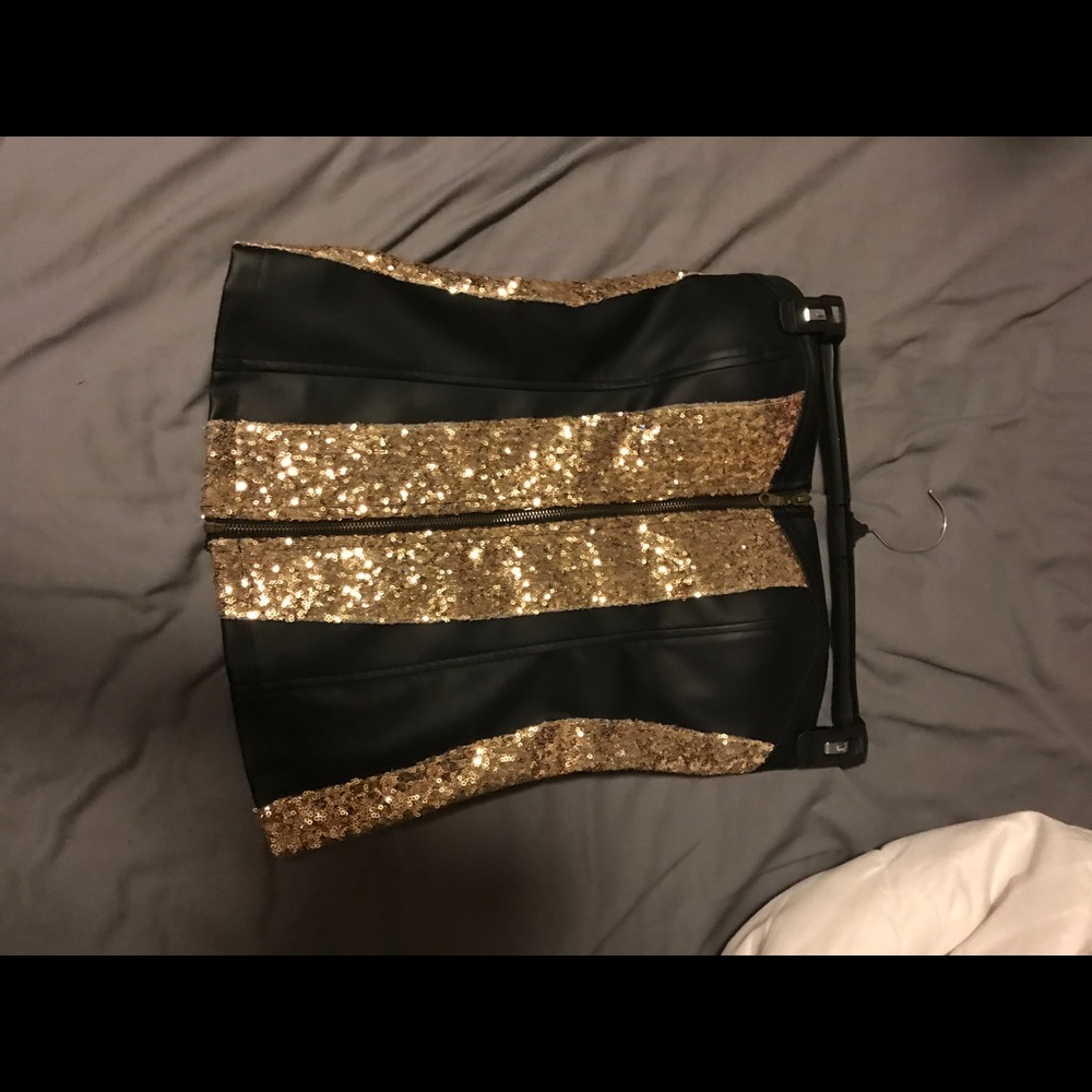 Clubbing zip up sleeveless top