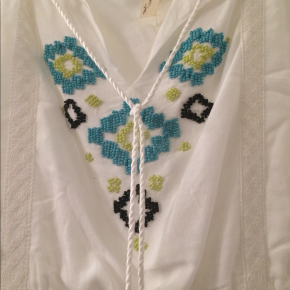 Adorable white dress with beaded details. - Picture 1 of 4