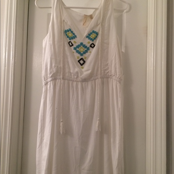 Adorable white dress with beaded details. - Picture 2 of 4