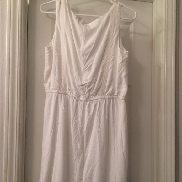 Adorable white dress with beaded details. - Picture 3 of 4