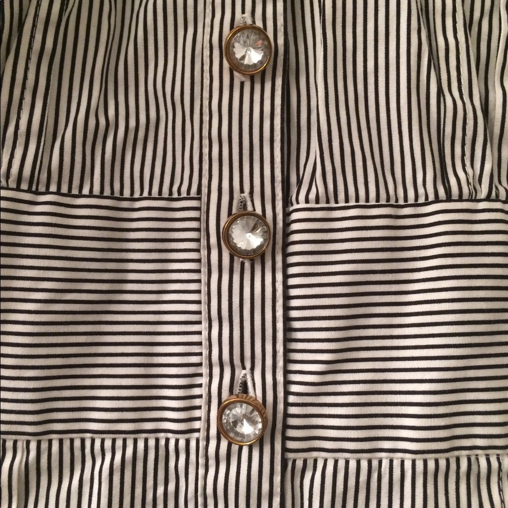 Flattering b&w striped blouse