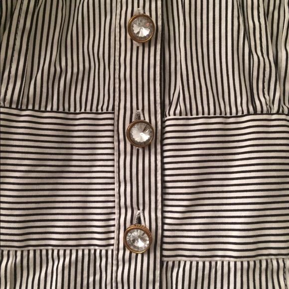Flattering b&w striped blouse - Picture 1 of 4