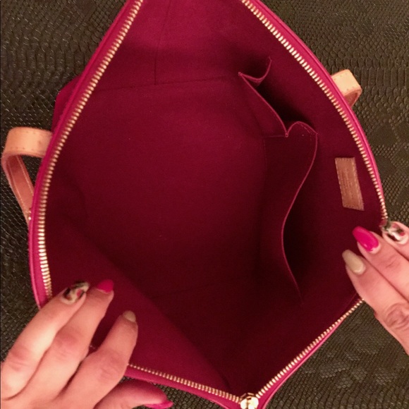 100% Authentic Red Louis Vuitton Vernis Handbag👜 - Picture 4 of 7