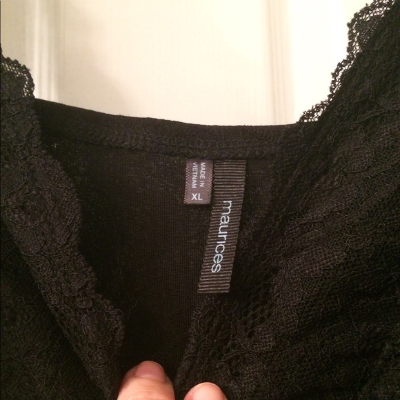 Super flattering black lace top - Picture 3 of 4