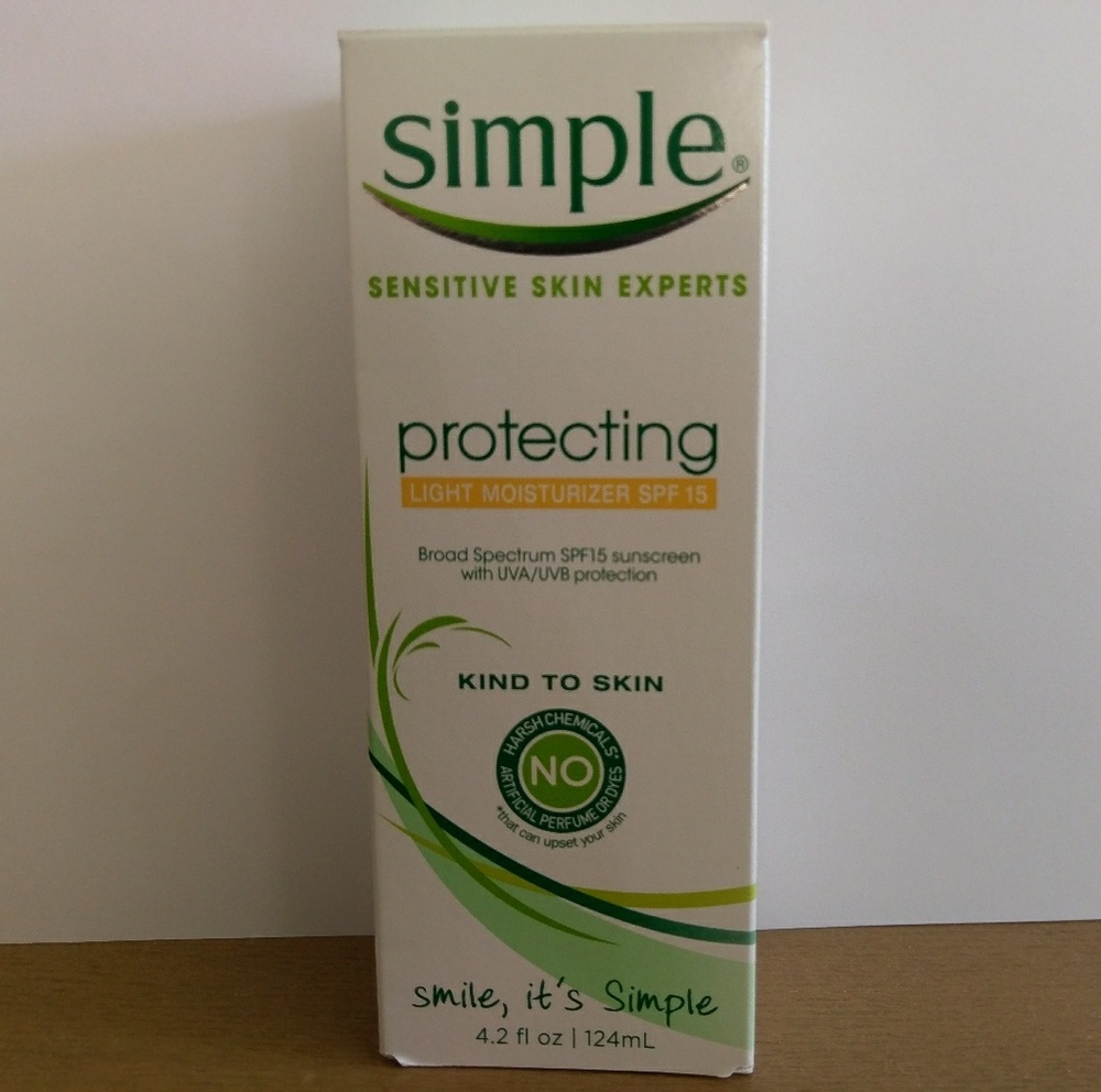 Simple Protecting Light Moisturizer SPF 15