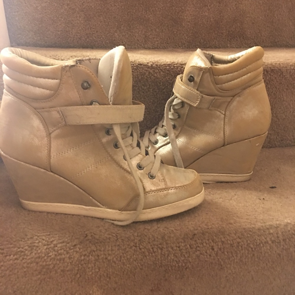 Distressed wedge sneakers