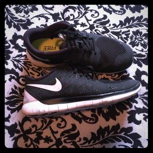 Women's girl 9 black white running tennis shoes