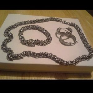 Brand new Necklace, bracelet & earrings!!