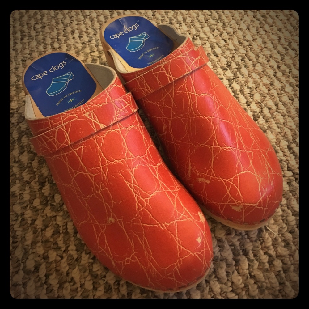 Cape Clogs