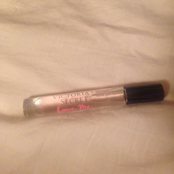Victoria's Secret Eau De Parfum roll on perfume - Picture 1 of 2