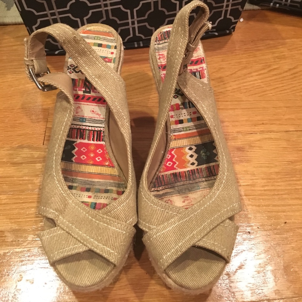 Wedges w cross-cross front peep toe