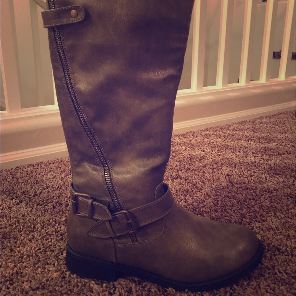 BNWT gray boots from Buckle