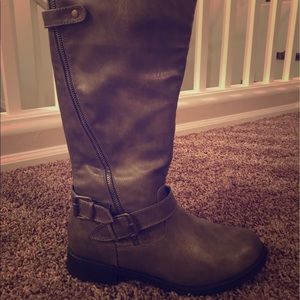 BNWT gray boots from Buckle