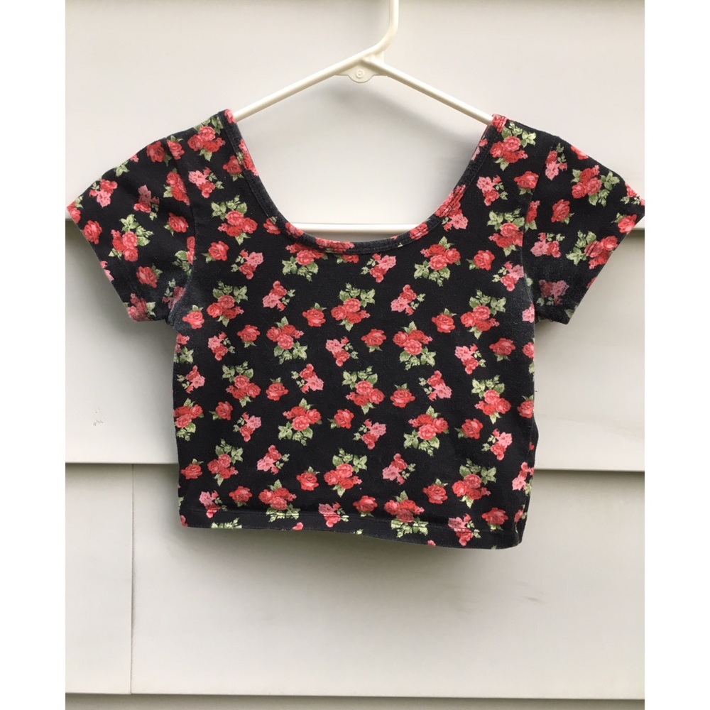 Black Floral Crop Top 🌹