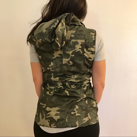•LAST ONE• Coco Olive Camo Hooded Utility Vest - Picture 4 of 8