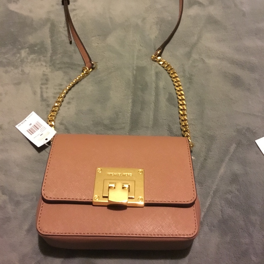Authentic Michael kors bag. Very pretty in person.