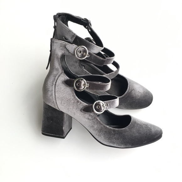 Topshop Shoes - 👠❤️HP❤️👠NWOT Topshop Velvet Strappy Chunky Heels