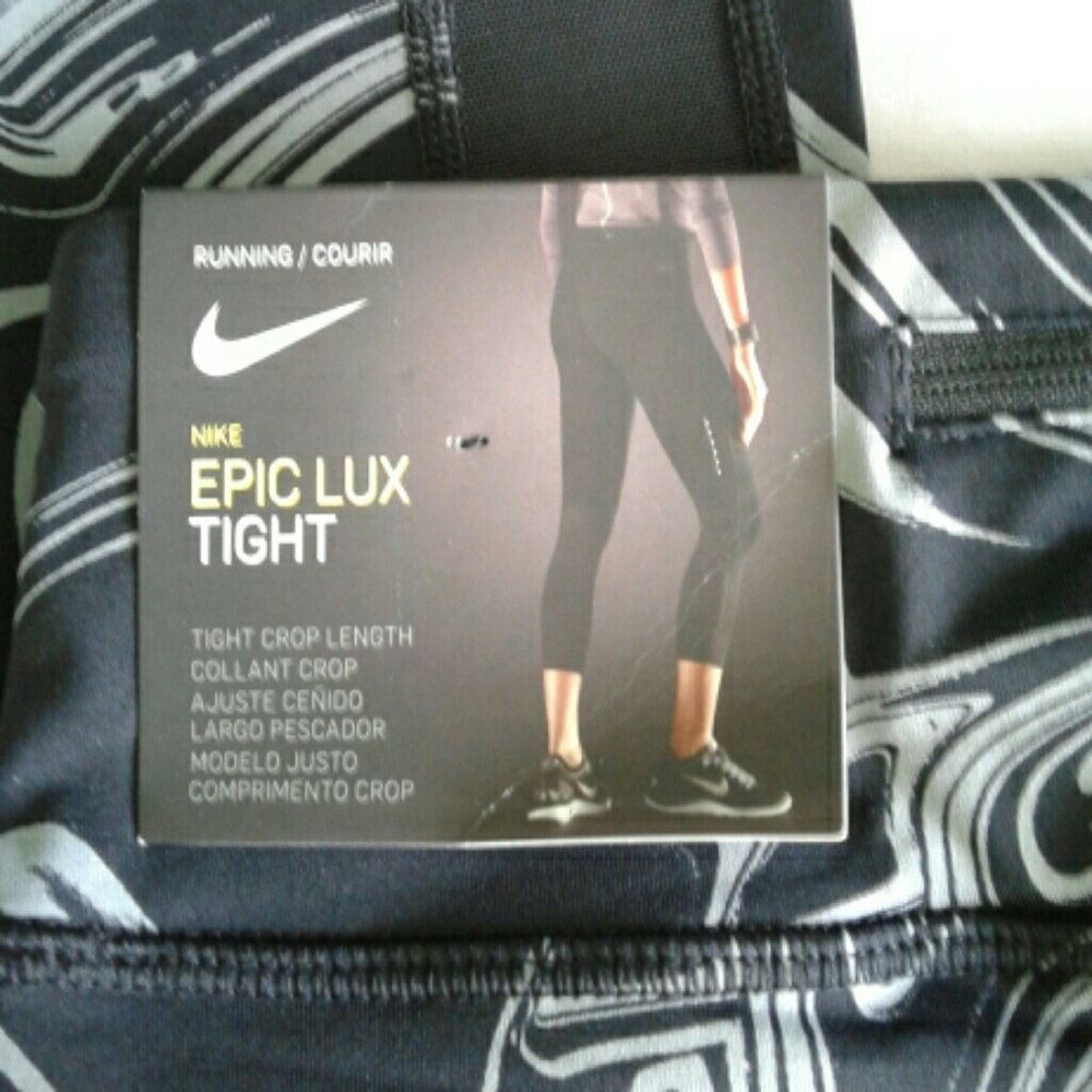 NWT Nike epic lux tight crops S