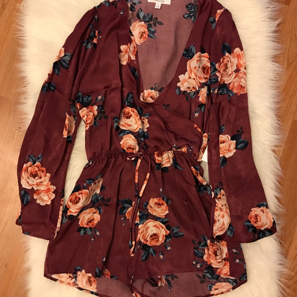 •LAST ONE• Bell Sleeve Floral Satin Romper - Picture 4 of 8