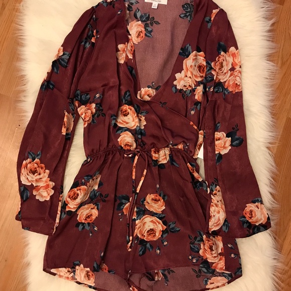 •LAST ONE• Bell Sleeve Floral Satin Romper - Picture 4 of 8