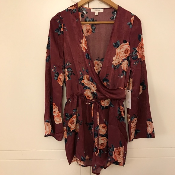 •LAST ONE• Bell Sleeve Floral Satin Romper - Picture 5 of 8