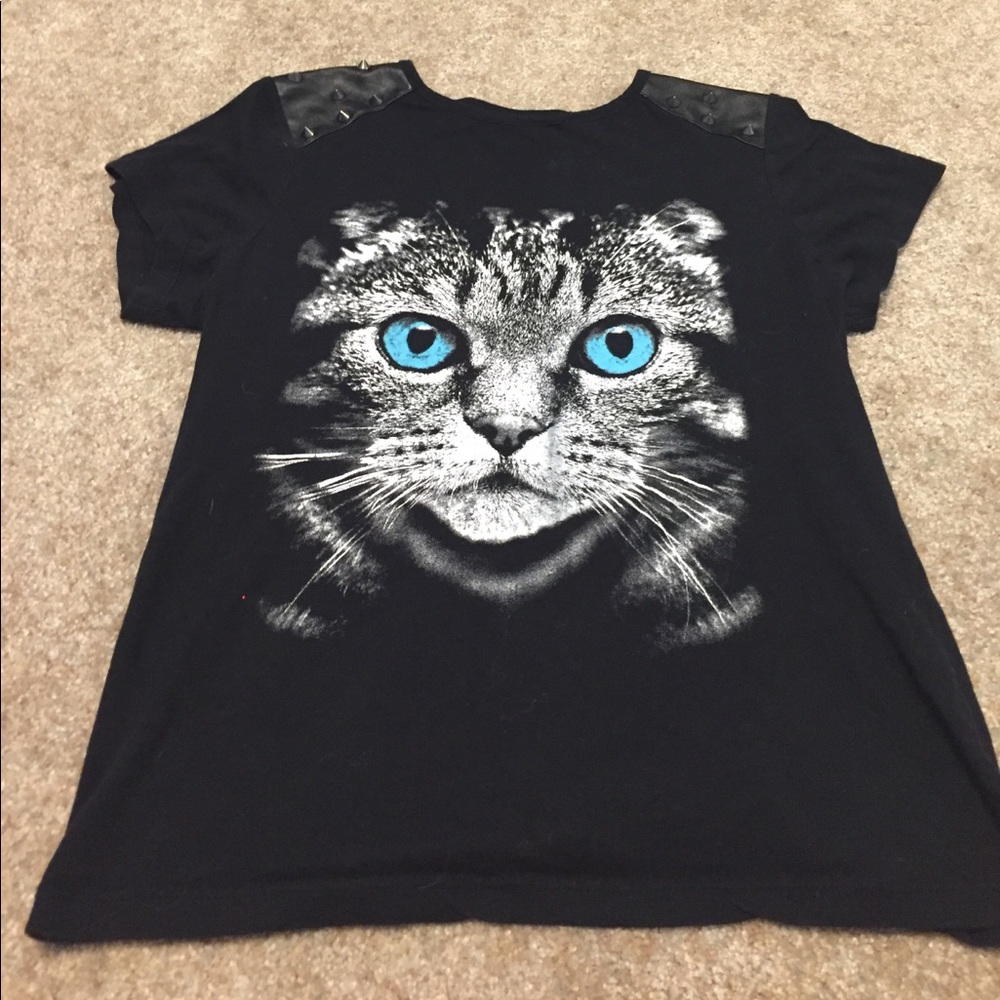 graphic kitty tee with spiky shoulders!