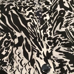Black and white print button down sleeveless
