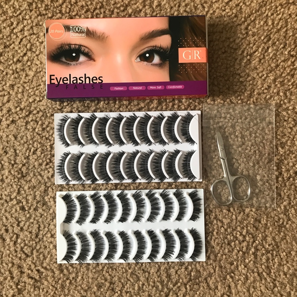 20 pairs of eyelashes with scissor