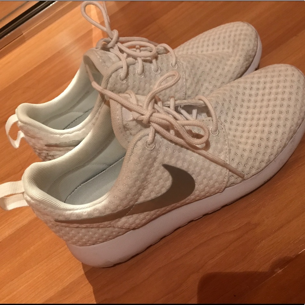 White Nike Roshe