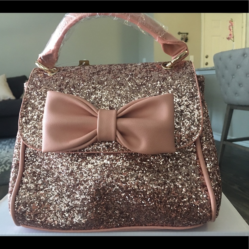 Pink purse with bow