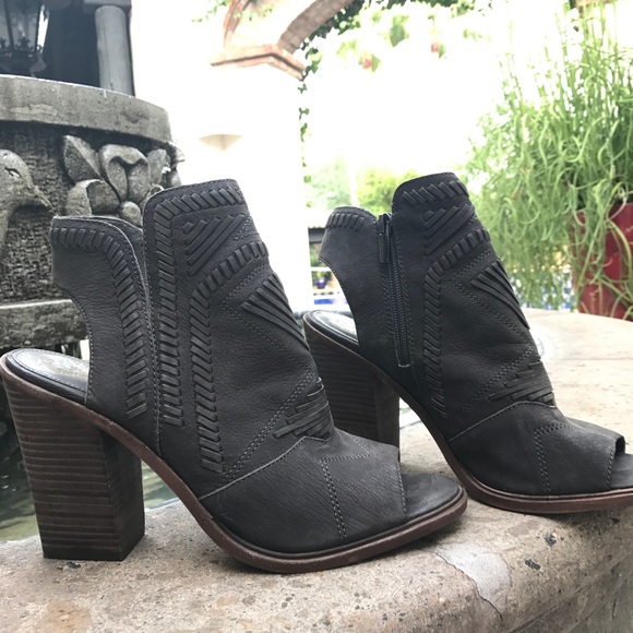 VINCE CAMUTO KARINTA PEEP TOE BOOTIE SANDAL 5.5 - Picture 2 of 7