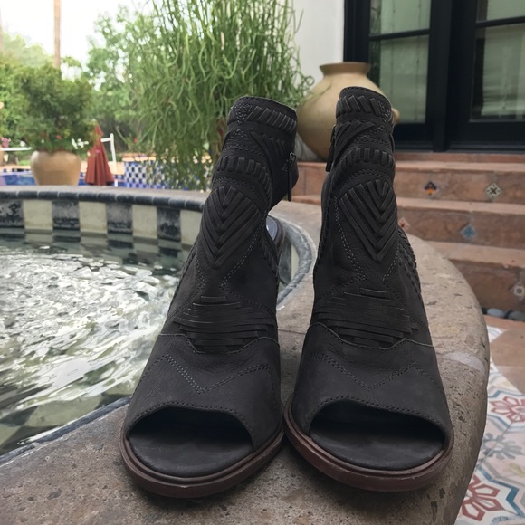 VINCE CAMUTO KARINTA PEEP TOE BOOTIE SANDAL 5.5 - Picture 4 of 7