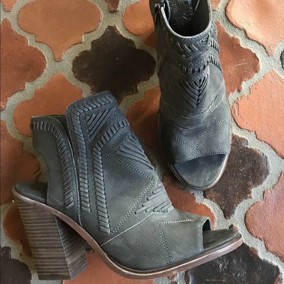 Vince Camuto Shoes - VINCE CAMUTO KARINTA PEEP TOE BOOTIE SANDAL 5.5