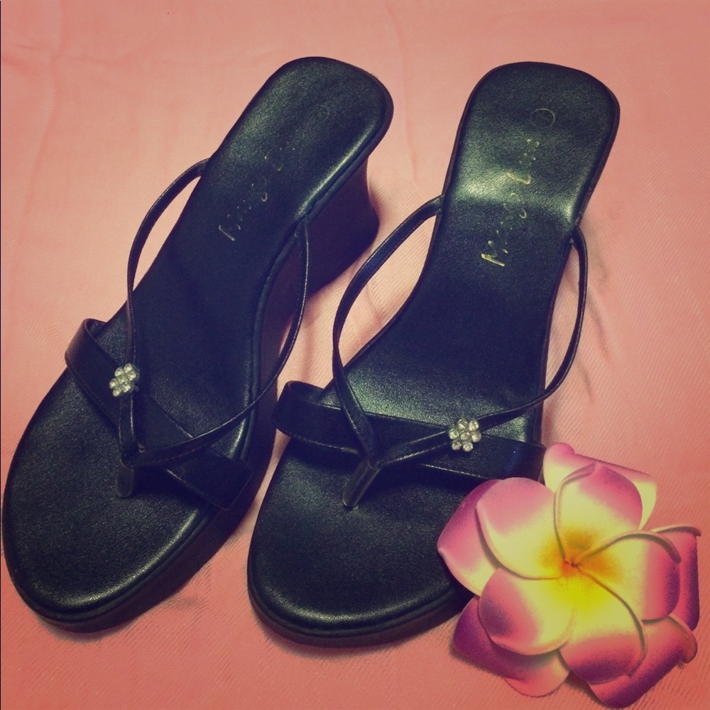 🌺 Pretty Black Mango Lane Sandals w/Flower Bling
