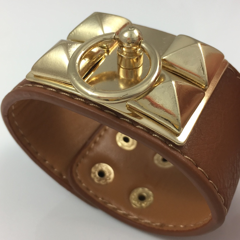 Dark beige/brown gold pyramid cuff