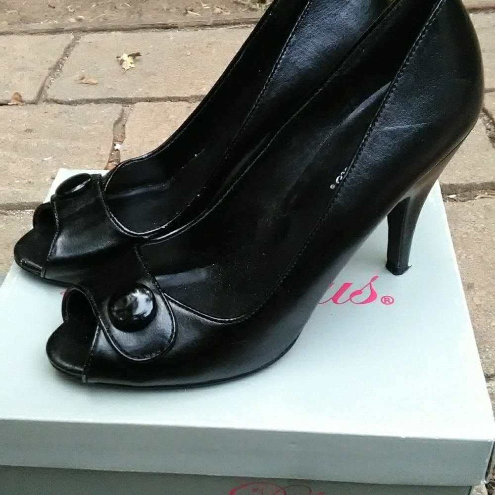 Delicious black heels size 9