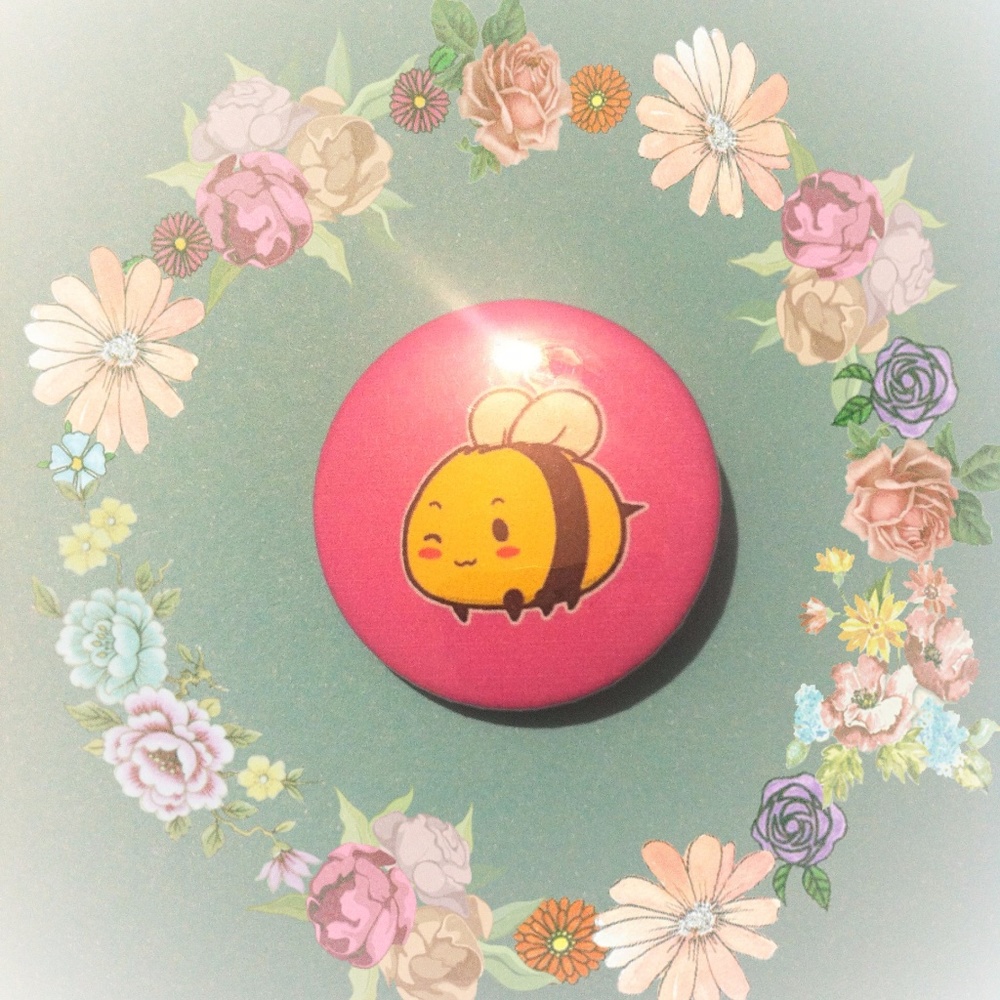 CUTE BEE Pinback Button