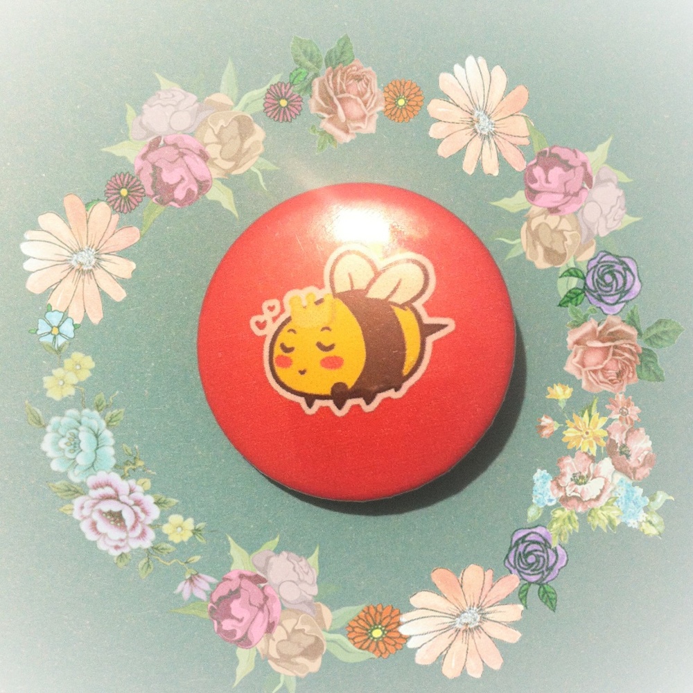 CUTE QUEEN BEE Pinback button