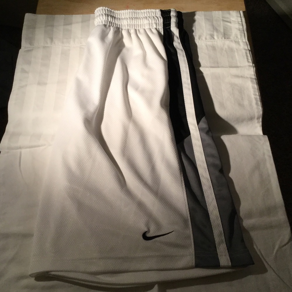 Nike short white and black