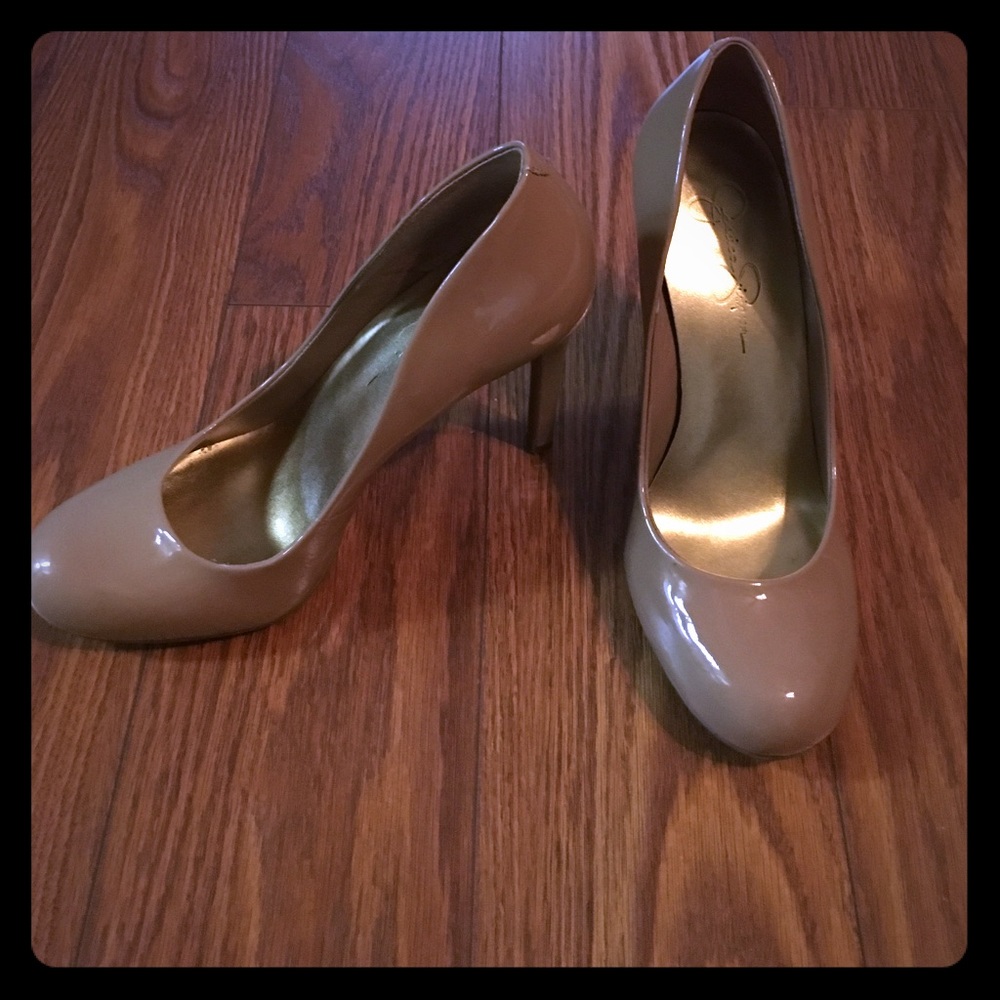 Nude pumps