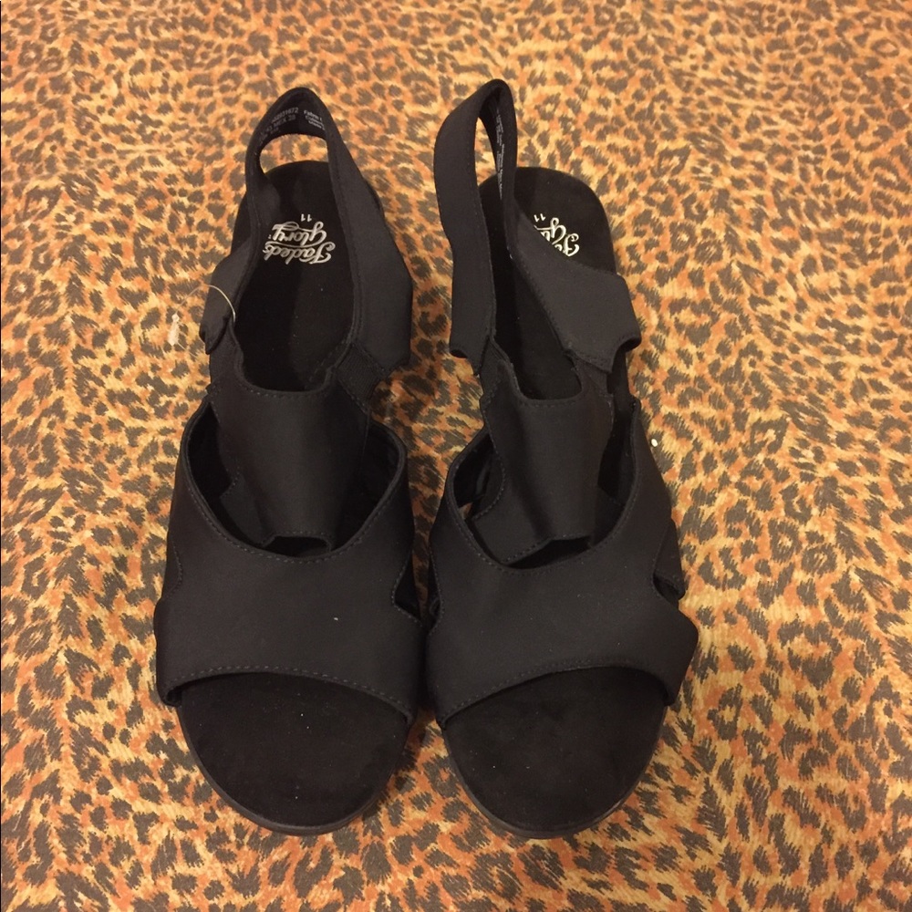 Black comfy heel type shoe