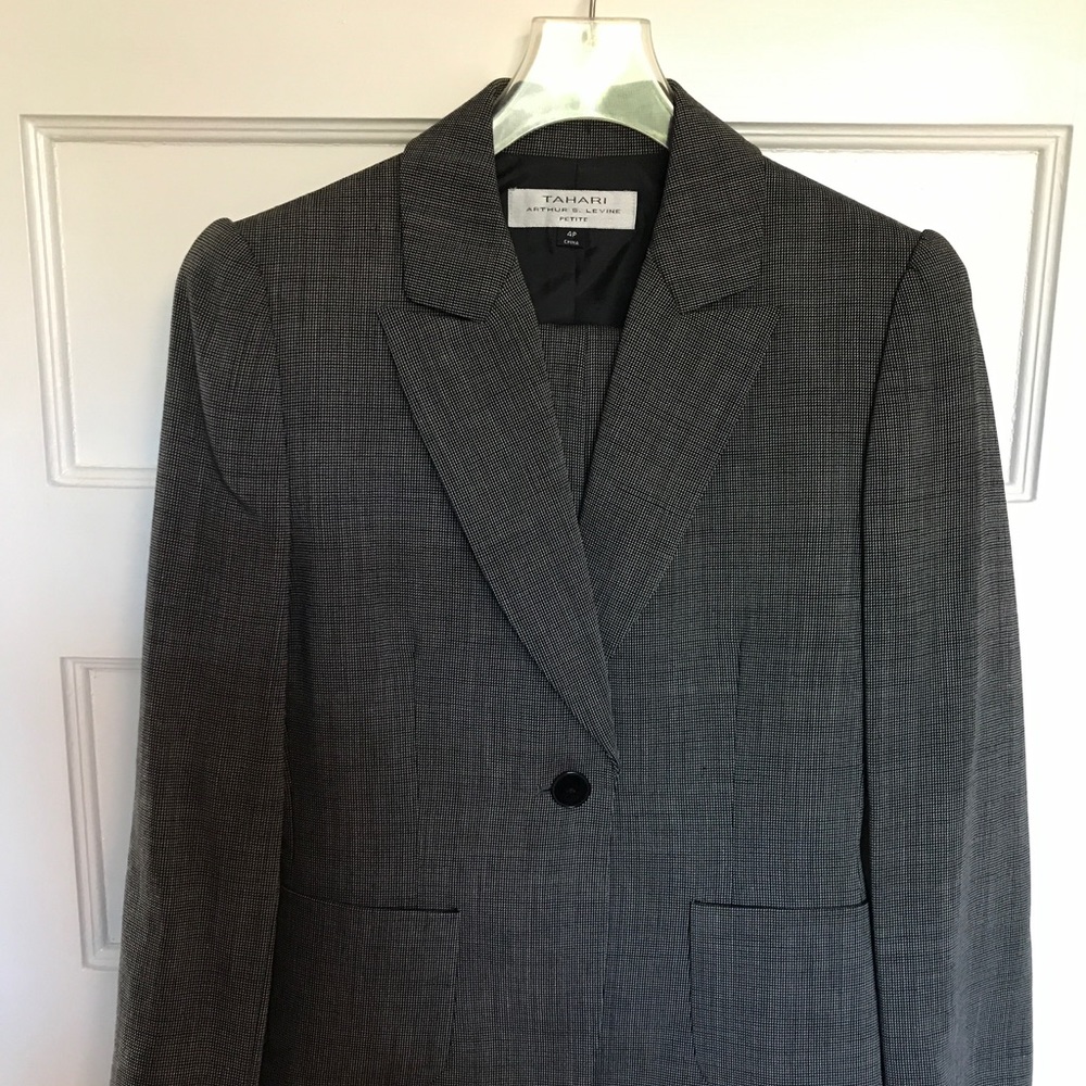 Tahari 2-piece pant suit. 4P