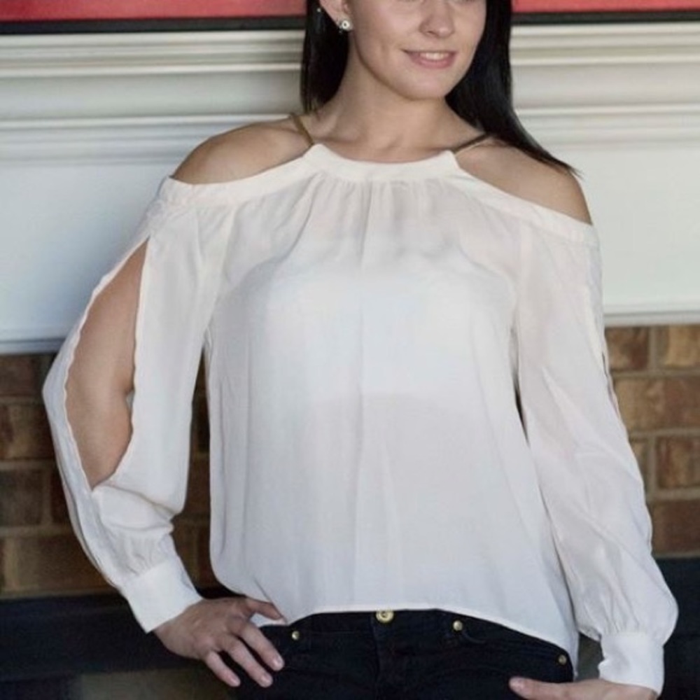 🎉BELOW WHOLESALE🎉✨NEW✨ IVORY Cold Shoulder Top