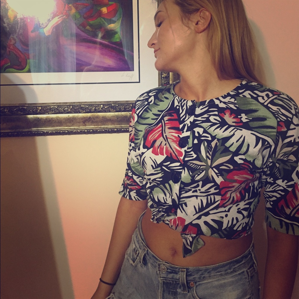 🚫SOLD🚫Vintage, button-up, tied, crop top