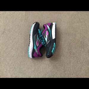 Like New Brooks Running Shoes